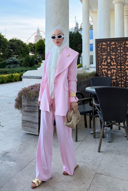 Elegantes Blazer-Set in Rosa mit asymmetrischem Kragen & weiter Hose