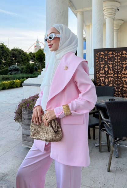 Elegantes Blazer-Set in Rosa mit asymmetrischem Kragen & weiter Hose