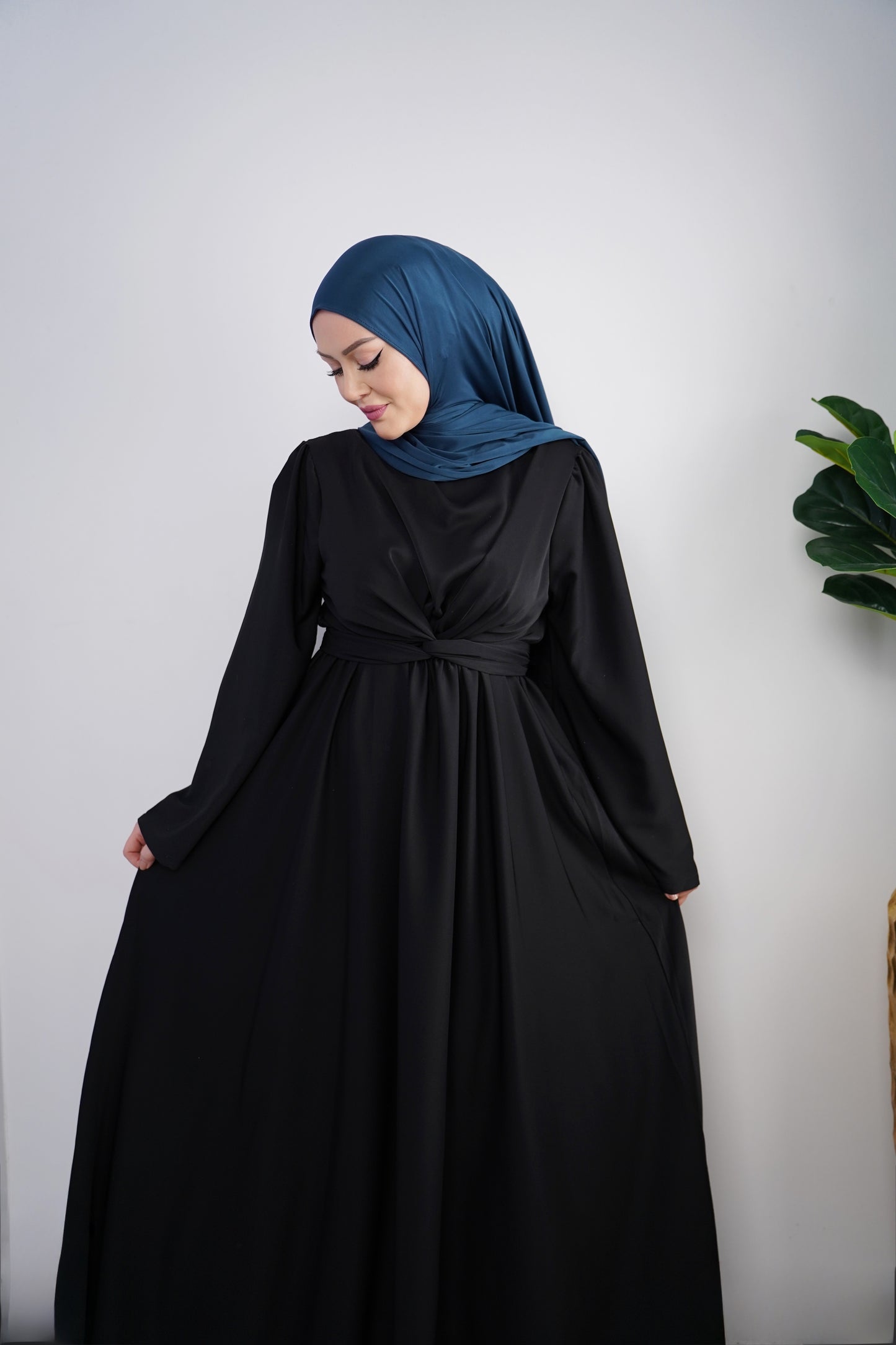 Schwarzes Maxikleid mit Taillenknoten