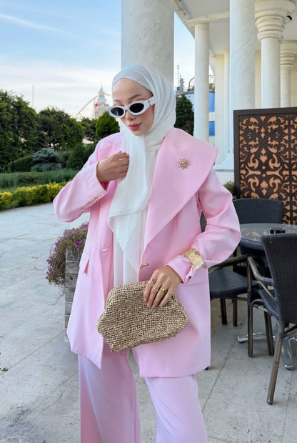 Elegantes Blazer-Set in Rosa mit asymmetrischem Kragen & weiter Hose